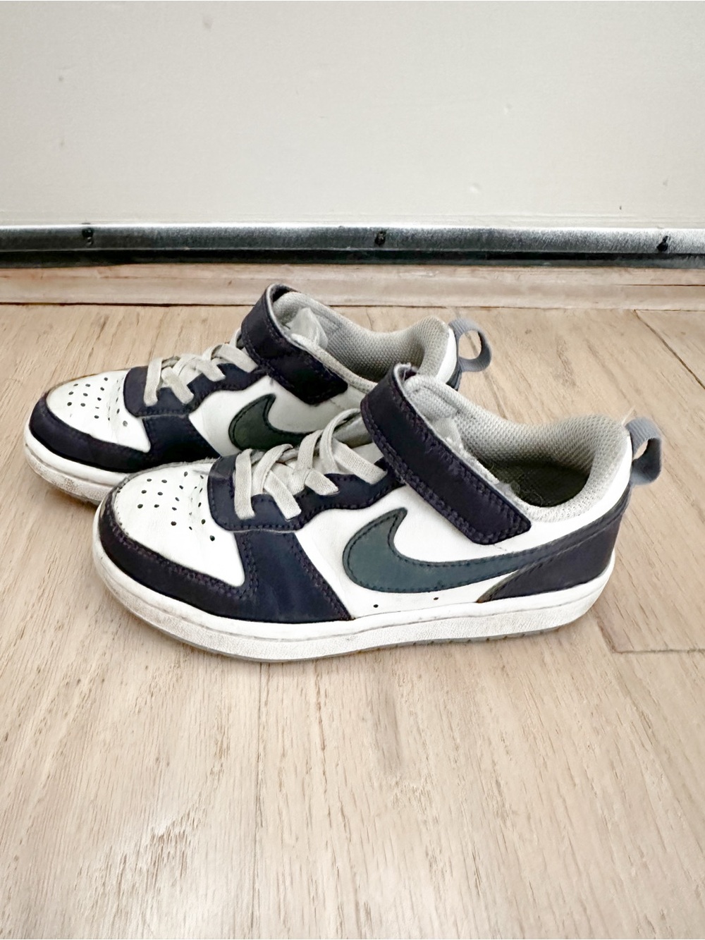 Nike Kids White, Navy & Green Low-Top Sneakers